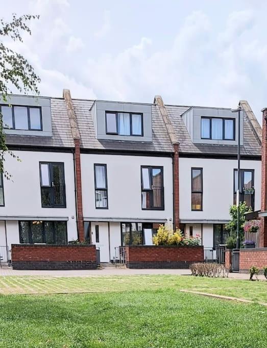 Explore London: 2 Bedroom House In Wood Green 외부 사진