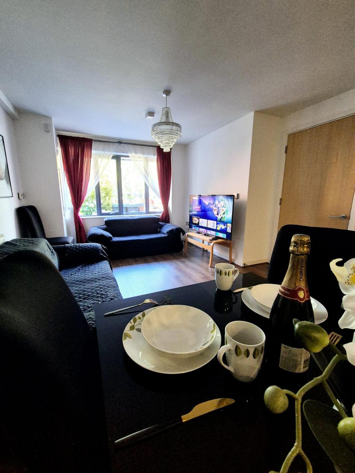 Explore London: 2 Bedroom House In Wood Green 외부 사진
