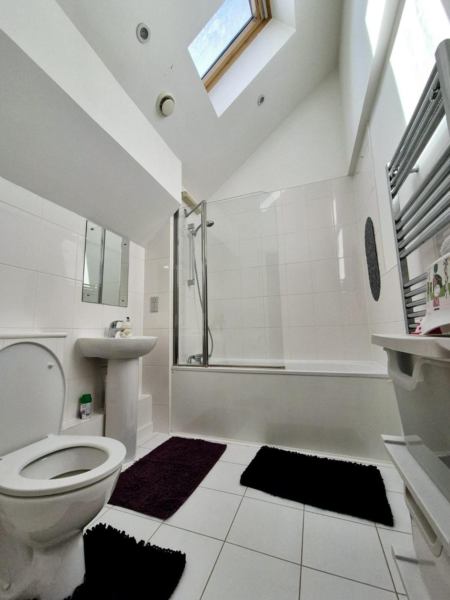 Explore London: 2 Bedroom House In Wood Green 외부 사진