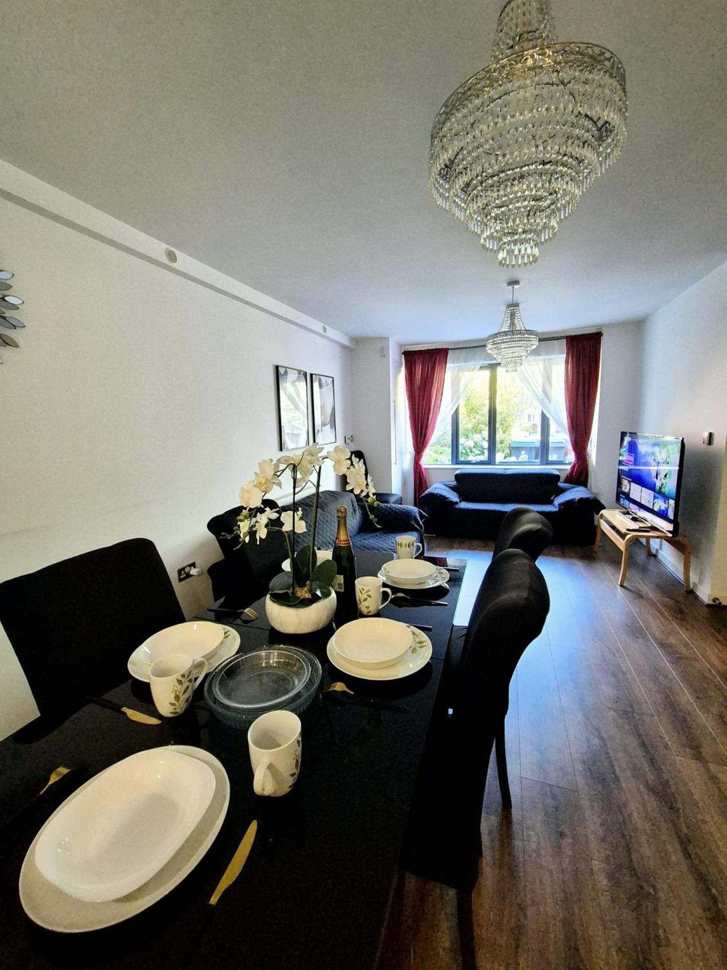 Explore London: 2 Bedroom House In Wood Green 외부 사진